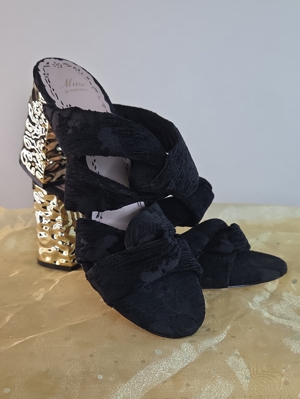 Muse by Marchesa NWT 8.5 Black Knotted  Sculpted Block Gold Heel Sandal